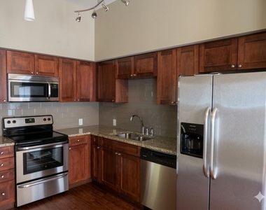928 Travis Avenue - Photo Thumbnail 4