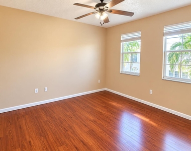 533 Ne 3rd Avenue - Photo Thumbnail 3