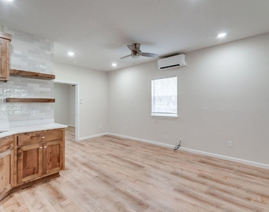 216 S Devine Street - Photo Thumbnail 6