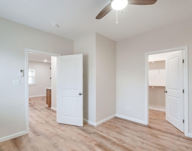 216 S Devine Street - Photo Thumbnail 10