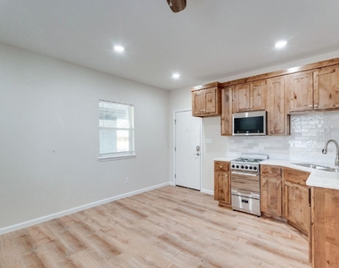 216 S Devine Street - Photo Thumbnail 5