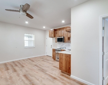 216 S Devine Street - Photo Thumbnail 7