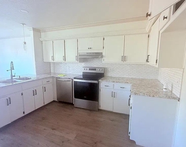 2221 S Shadowridge Court - Photo Thumbnail 10