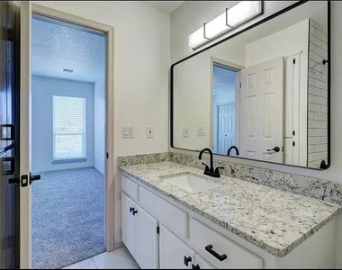 2221 S Shadowridge Court - Photo Thumbnail 12