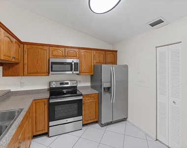 462 Hardwood Place - Photo Thumbnail 13