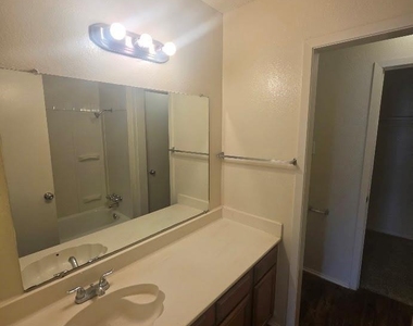 2404 Meadow Lane - Photo Thumbnail 6
