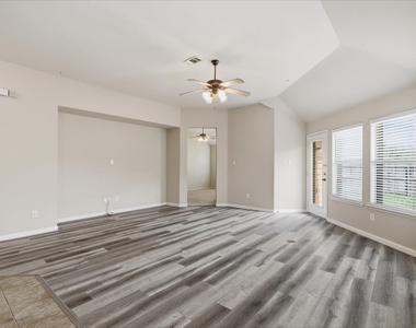 506 Hackberry Drive - Photo Thumbnail 14