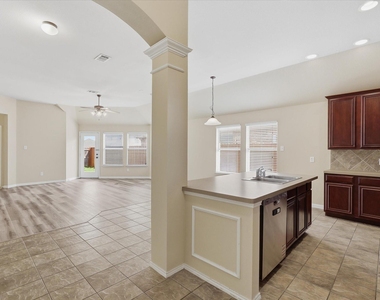 506 Hackberry Drive - Photo Thumbnail 8