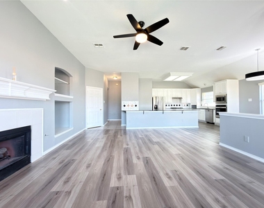 1208 Sonoma Drive - Photo Thumbnail 8