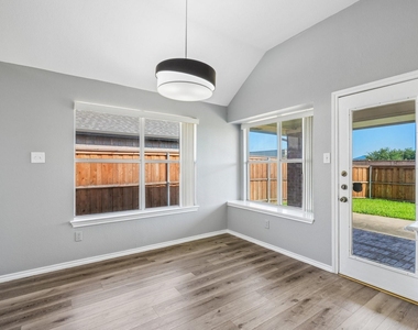 1208 Sonoma Drive - Photo Thumbnail 9
