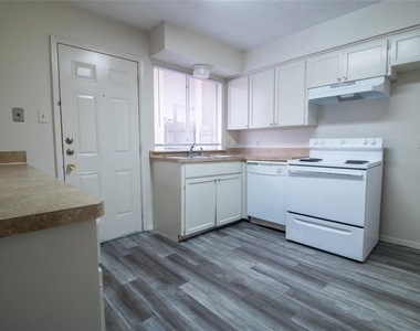 2203 Chase Court - Photo Thumbnail 7