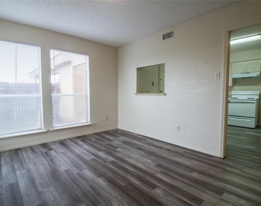 2203 Chase Court - Photo Thumbnail 4