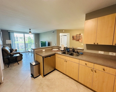 902 Villa Circle - Photo Thumbnail 5