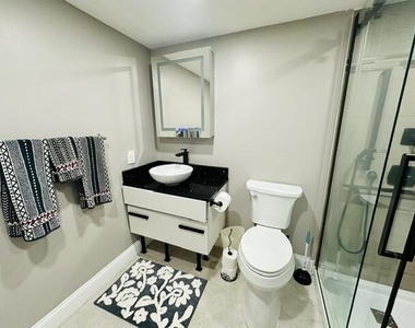 902 Villa Circle - Photo Thumbnail 4