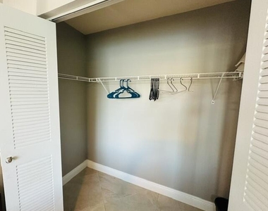902 Villa Circle - Photo Thumbnail 23