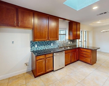 1617 Oak Creek Drive - Photo Thumbnail 6