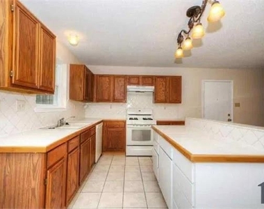 824 Foxwood Lane - Photo Thumbnail 3
