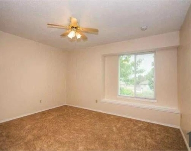 824 Foxwood Lane - Photo Thumbnail 11