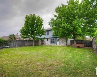 824 Foxwood Lane - Photo Thumbnail 2