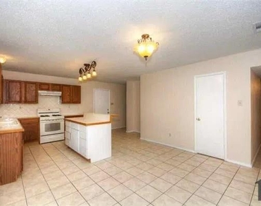 824 Foxwood Lane - Photo Thumbnail 5