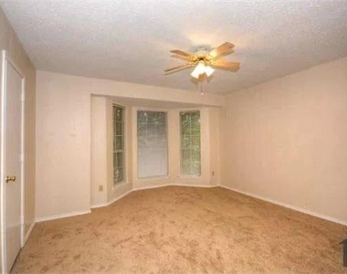 824 Foxwood Lane - Photo Thumbnail 8