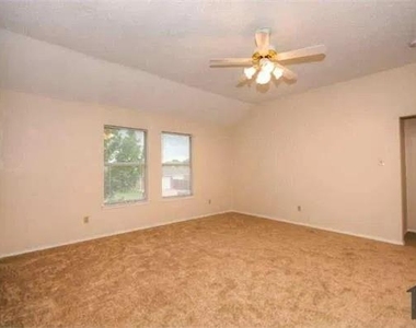 824 Foxwood Lane - Photo Thumbnail 12