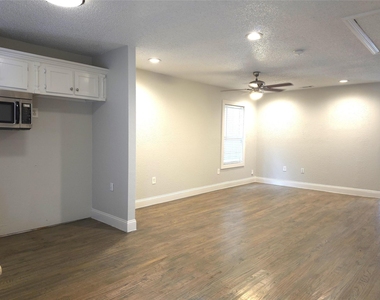 3123 Arizona Avenue - Photo Thumbnail 6