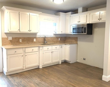 3123 Arizona Avenue - Photo Thumbnail 5