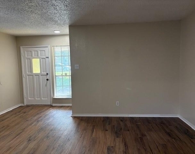 715 Oakwood Lane - Photo Thumbnail 4