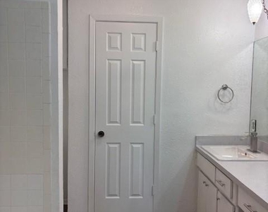 715 Oakwood Lane - Photo Thumbnail 17