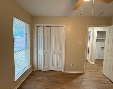 715 Oakwood Lane - Photo Thumbnail 20