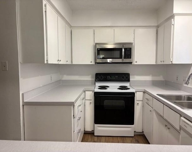 715 Oakwood Lane - Photo Thumbnail 8