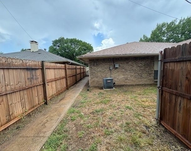 715 Oakwood Lane - Photo Thumbnail 1