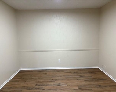 715 Oakwood Lane - Photo Thumbnail 7