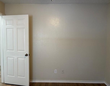 715 Oakwood Lane - Photo Thumbnail 22