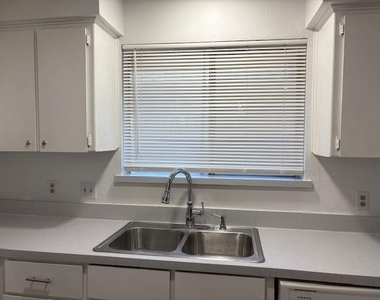 715 Oakwood Lane - Photo Thumbnail 9