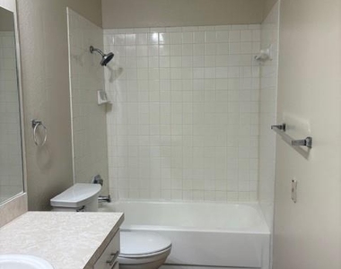 715 Oakwood Lane - Photo Thumbnail 23