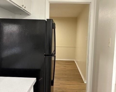 715 Oakwood Lane - Photo Thumbnail 10