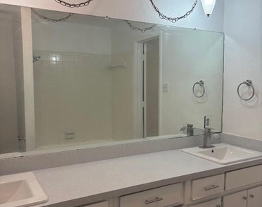 715 Oakwood Lane - Photo Thumbnail 15