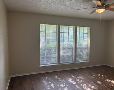 715 Oakwood Lane - Photo Thumbnail 12