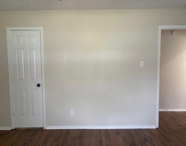 715 Oakwood Lane - Photo Thumbnail 14