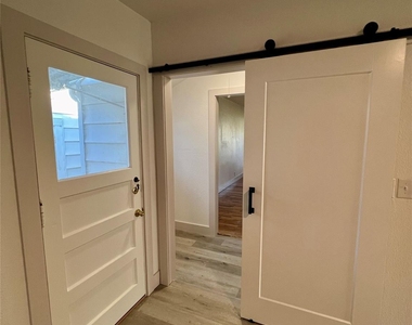 909 Hallum Street - Photo Thumbnail 15
