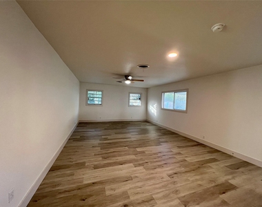 909 Hallum Street - Photo Thumbnail 14
