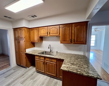 909 Hallum Street - Photo Thumbnail 12