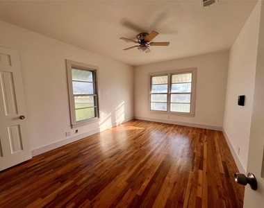 909 Hallum Street - Photo Thumbnail 9