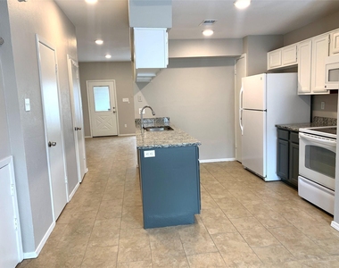 214 Samuel Boulevard - Photo Thumbnail 5