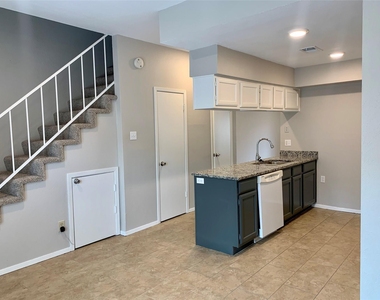 214 Samuel Boulevard - Photo Thumbnail 10