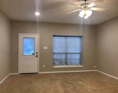 214 Samuel Boulevard - Photo Thumbnail 4
