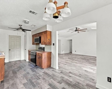 725 Southridge Court - Photo Thumbnail 8
