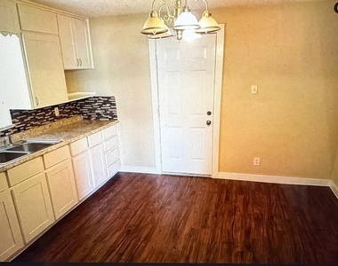807 Chestnut Street - Photo Thumbnail 3